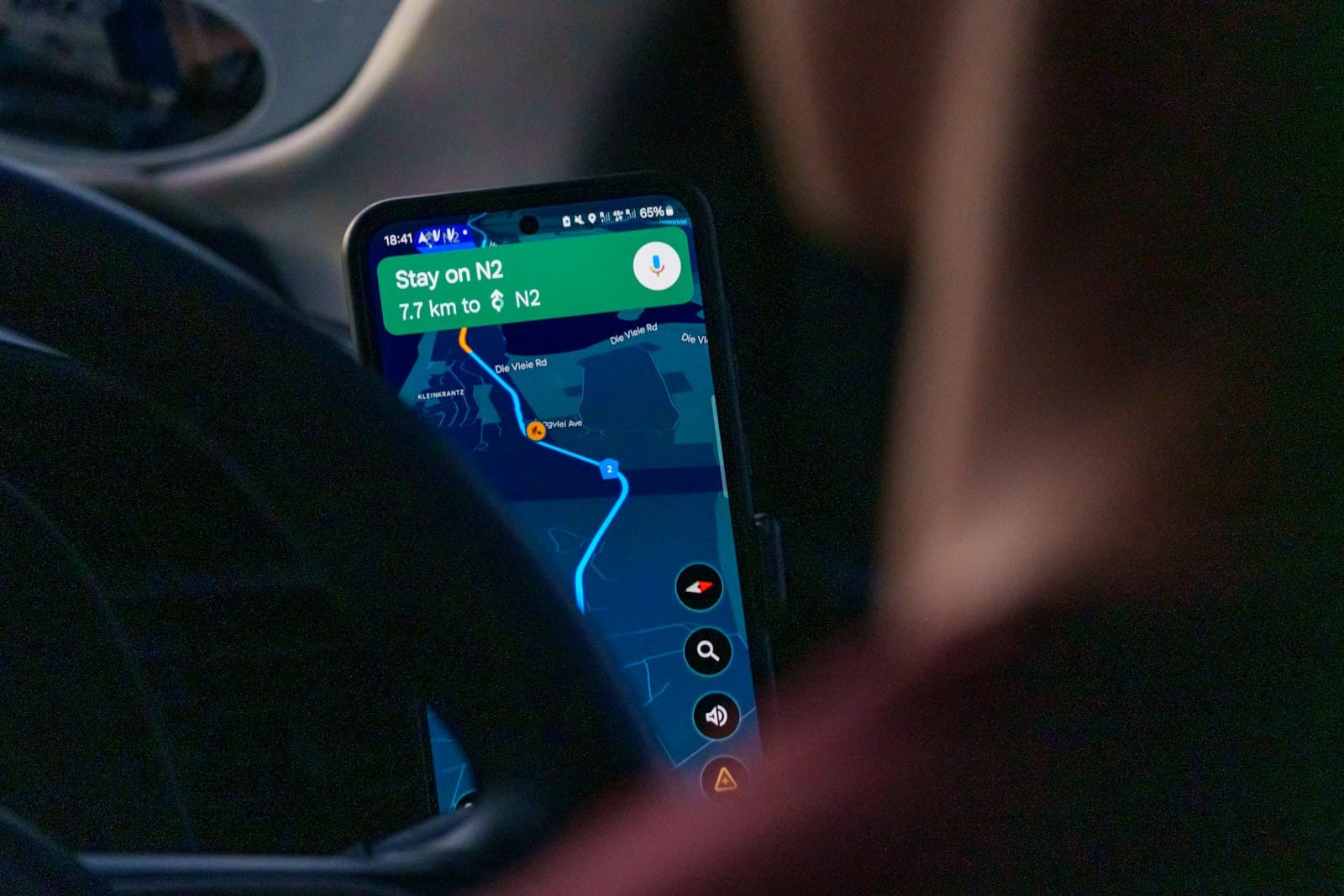 在車上使用導航 App